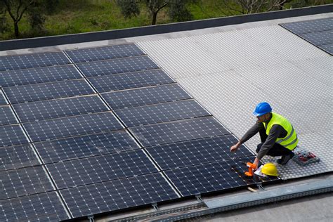 Installation de panneaux solaires photovoltaïques, Fort.